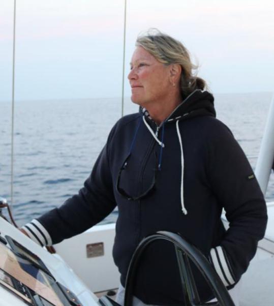 TeamWave women sailing in the Caribbean